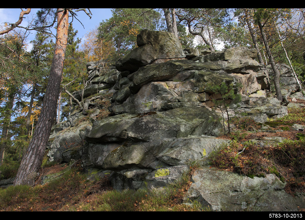 Milovské perničky (přírodní památka) - skupina rulových skalních útvarů s charakteristickou modelací je dokladem kryogenních procesů probíhajících v chladných obdobích pleistocénu. Na balvanitých sutích se zachoval fragment přírodě blízkých lesních společenstev smrkových bučin. CHKO Žďárské vrchy.
5783-10-2013