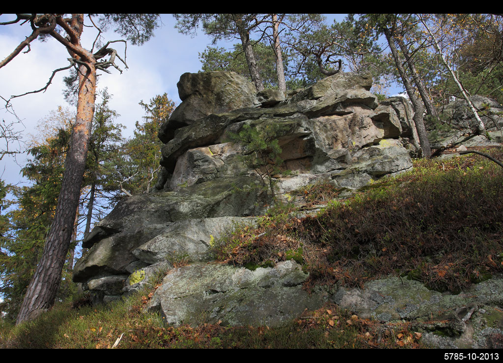 Milovské perničky (přírodní památka) - skupina rulových skalních útvarů s charakteristickou modelací je dokladem kryogenních procesů probíhajících v chladných obdobích pleistocénu. Na balvanitých sutích se zachoval fragment přírodě blízkých lesních společenstev smrkových bučin. CHKO Žďárské vrchy.
5785-10-2013