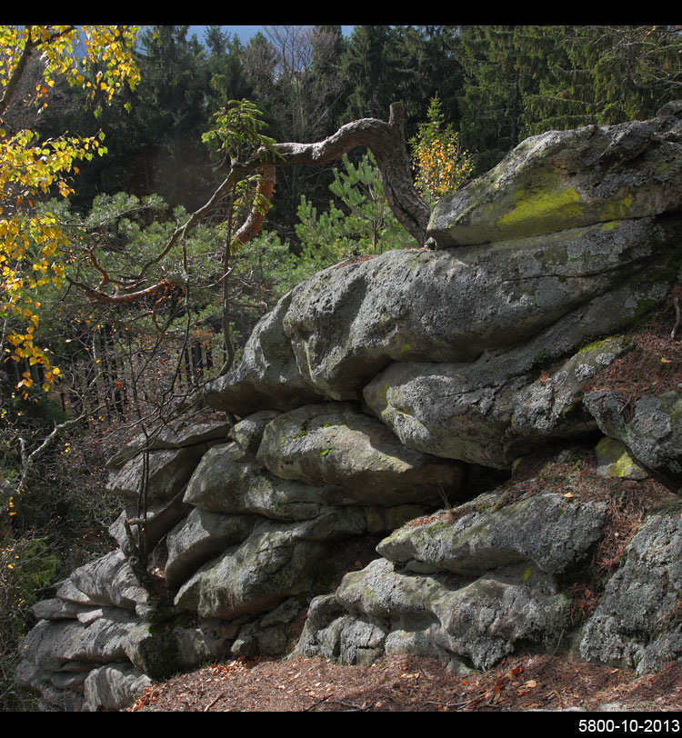Milovské perničky (přírodní památka) - skupina rulových skalních útvarů s charakteristickou modelací je dokladem kryogenní procesů probíhajících v chladných obdobích pleistocénu. Na balvanitých sutích se zachoval fragment přírodě blízkých lesních společenstev smrkových bučin. CHKO Žďárské vrchy.
5800-10-2013